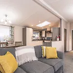 Woodpecker Lodge With Hot Tub