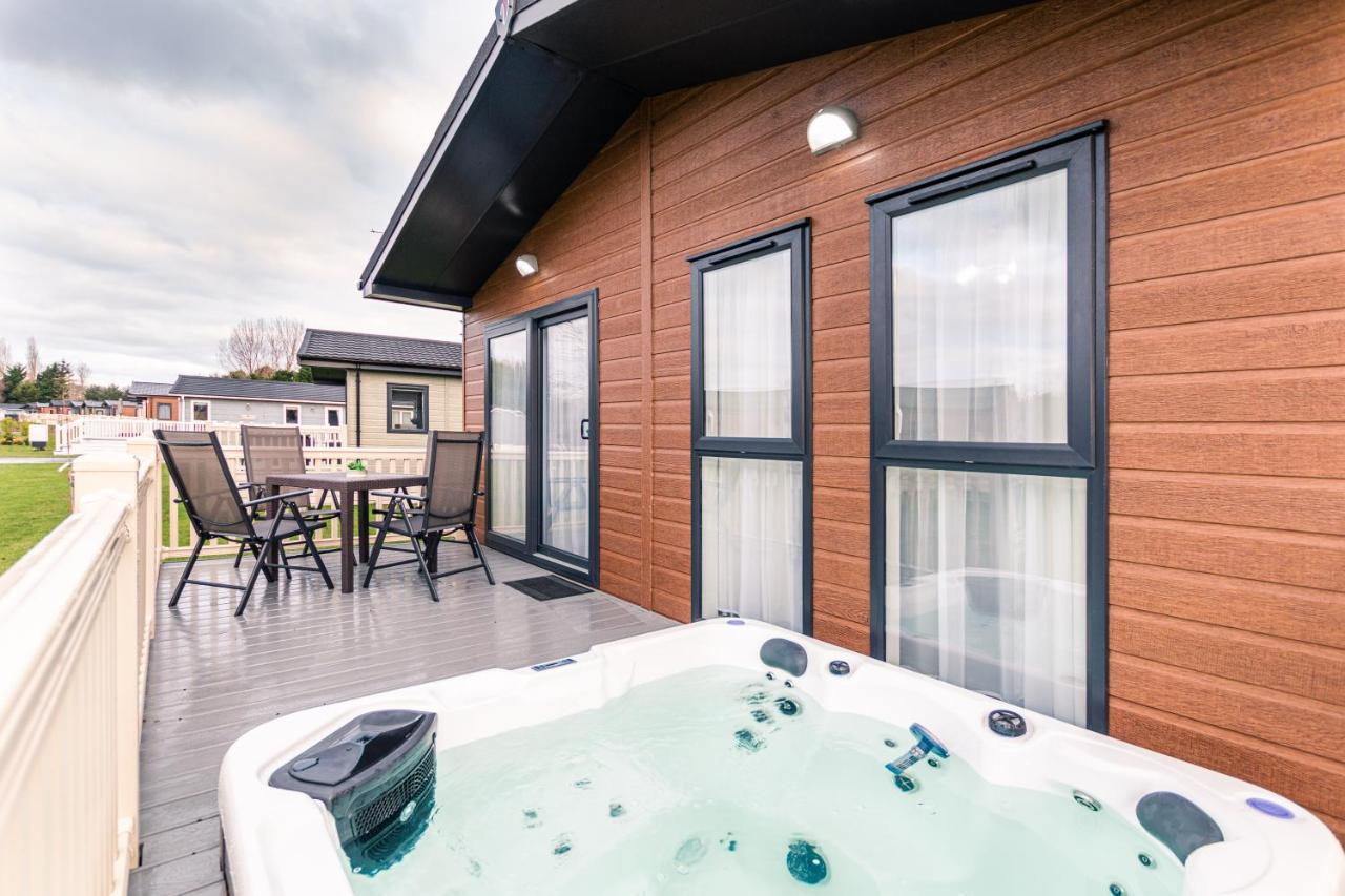 Woodpecker With Hot Tub Lodge *